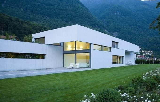 batiment-blanc-moderne-1600x0-c-center